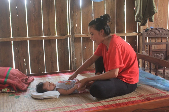 Mẹ con chị H’Ưa Êung. 