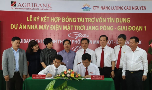 Agribank Bắc Đăk Lăk ký hợp đồng tài trợ vốn cho một dự án điện năng lượng mặt trời trên địa bàn tỉnh. 