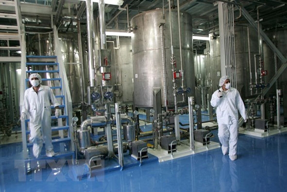 Kỹ thuật viên Iran kiểm tra các thiết bị tại cơ sở làm giàu urani Isfahan ở cách thủ đô Tehran 420km về phía nam. 