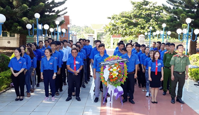 Các đại biểu dự đại hội thắp hương tri ân các Anh hùng liệt sỹ tại Nghĩa trang Liệt sỹ huyện