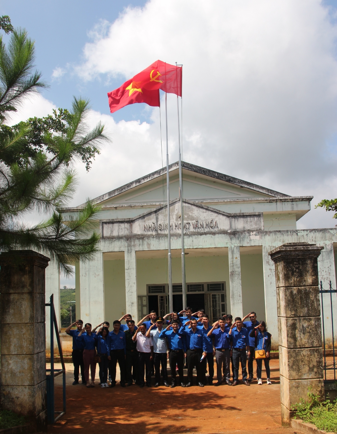 Đoàn viên, thanh niên Cụm thi đua số 7 bàn giao công trình thanh niên 
