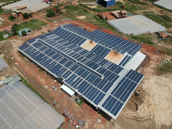 Hệ thống điện mặt trời trên mái nhà của một khách hàng tại xã Ea Uy, huyện Krông Pắc. 