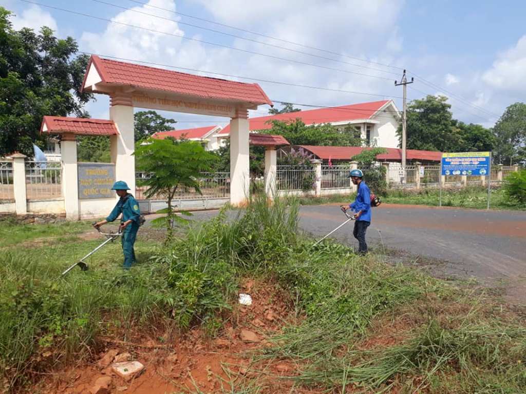 Lực lượng tham gia phát quang bụi rậm, dọn dẹp vệ sinh môi trường