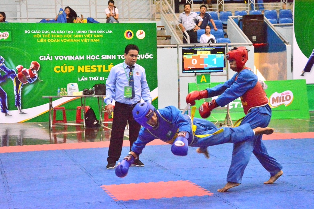 Vận động viên nam khối THPT thi đấu nội dung đối kháng.