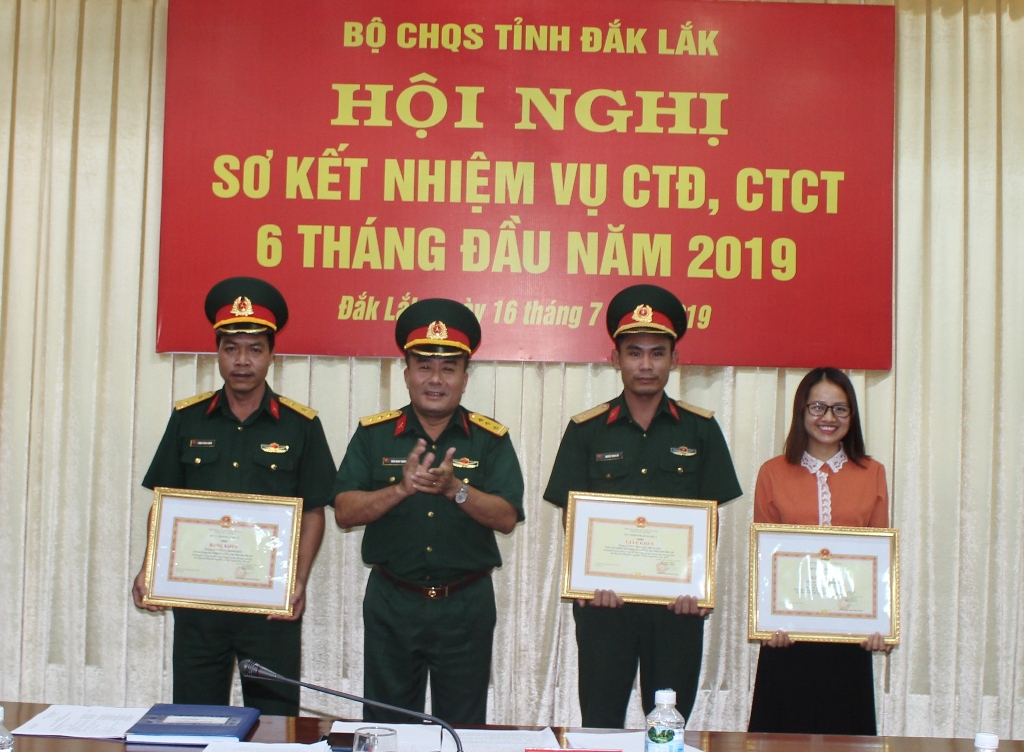 Thượng tá Trần Minh Trọng, Chính ủy Bộ Chỉ huy Quân sự tỉnh trao Bằng khen cho các cá nhân đoạt giải tại cuộc thi