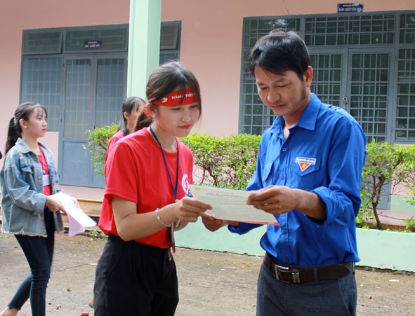 Tình nguyện viên Chương trình Hành trình đỏ năm 2019 tư vấn cho thanh niên huyện Cư M'gar về ý nghĩa của việc hiến máu tình nguyện. 