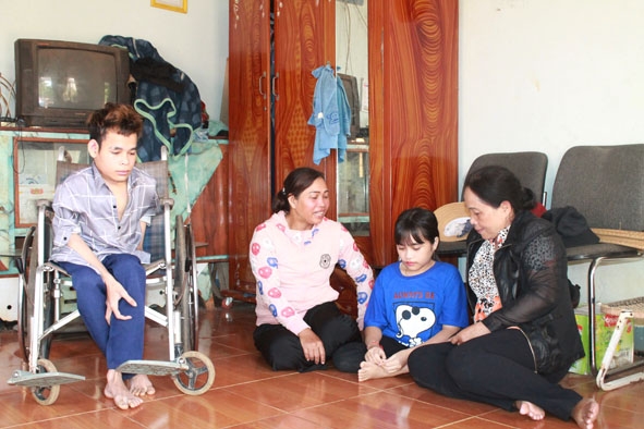 Hai người con của chị H'Rau (buôn Ky, phường Thành Nhất) được nhận hỗ trợ từ cuộc vận động.