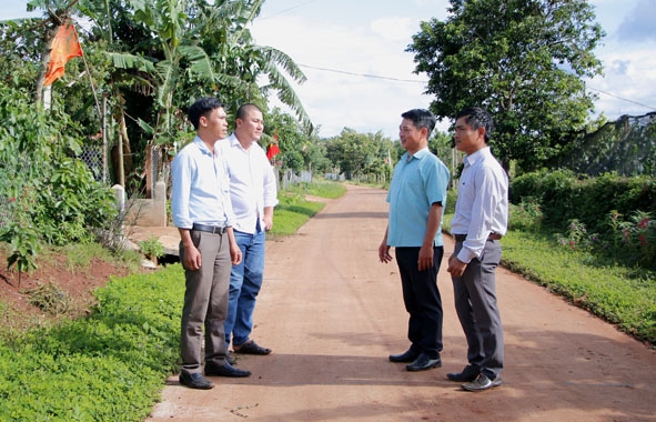 Các đảng viên chi bộ thôn Lộc Hải kiểm tra đường bê tông mới làm nhờ huy động sức dân.