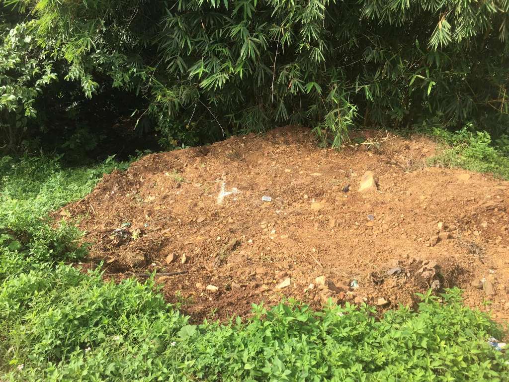 Hố chôn lấp bao rác gần hồ Ea Tul. (Ảnh người dân cung cấp)