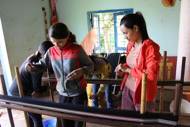 Lớp đào tạo nghề dệt thổ cẩm ở xã Ea Knuếc khai giảng đầu tháng 7-2019