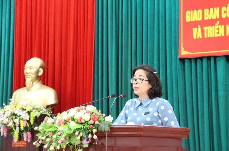 Ủy viên Ban Thường vụ, Trưởng Ban Tuyên giáo Tỉnh ủy Huỳnh Thị Chiến Hòa phát biểu tại hội nghị.