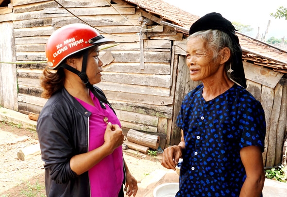 Chị Nông Thị Huệ, Chi hội trưởng Chi hội Phụ nữ thôn 6A (bên trái) đến tận nhà người dân  trong thôn để tuyên truyền về tác hại của ma túy.