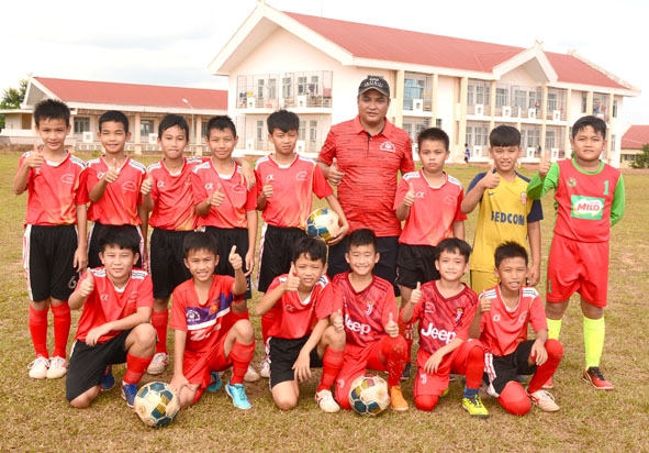 Đội tuyển  U.11 Đắk Lắk  thể hiện  quyết tâm  trước giải. 