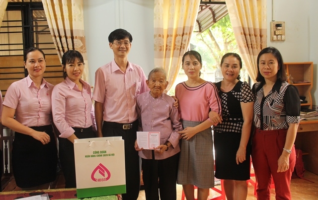 Lãnh đạo Ngân hàng Chính sách  xã hội tỉnh và Sở LĐ-TBXH trao quà và sổ tiết kiệm tình nghĩa tặng Mẹ Việt Nam Anh hùng