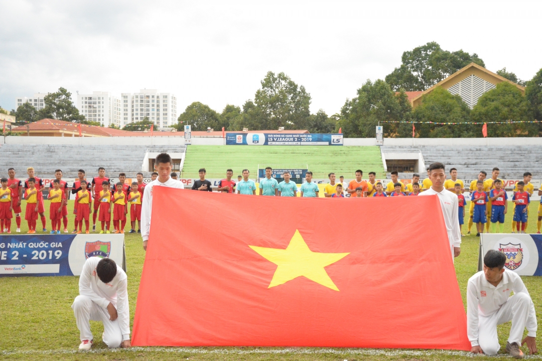 hai đội Chào cờ trước lúc thi đấu.