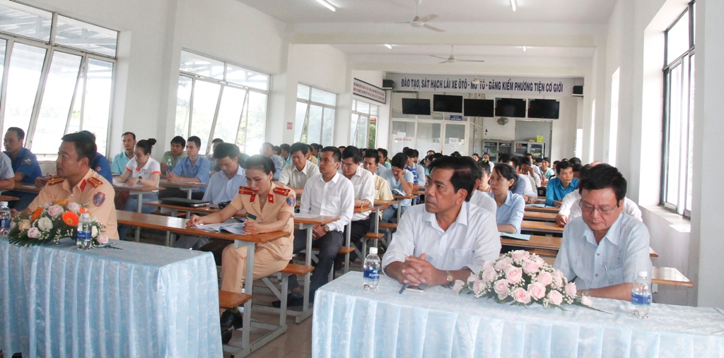 Đại biểu và học viên tại lớp tập huấn.