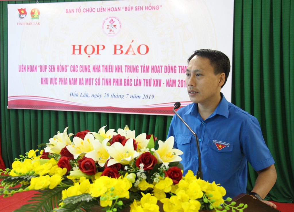 Phó Bí thư Thường trực Tỉnh Đoàn Nguyễn Ngọc Hoàng phát biểu tại buổi họp báo
