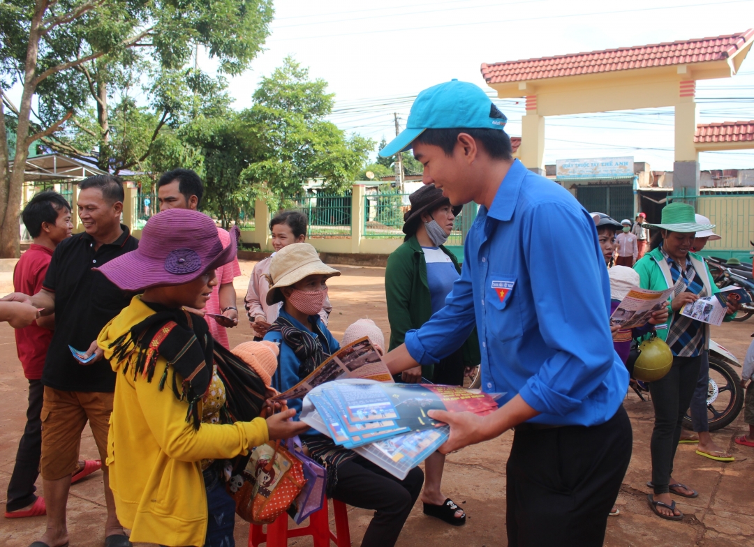 Phát tờ rơi tuyên truyền