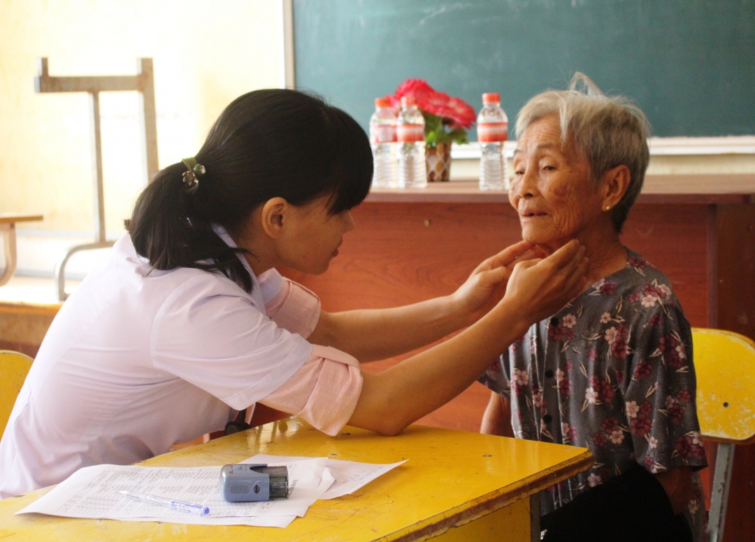 Các y, bác sĩ khám bệnh cho người dân