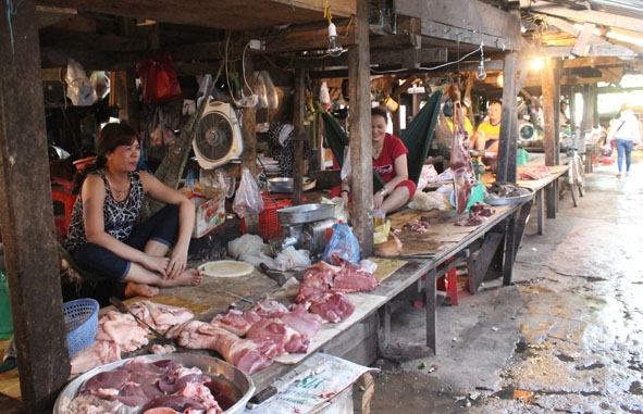 Thị trường thịt heo tại chợ thị trấn Ea Súp vắng bóng người tiêu dùng. 