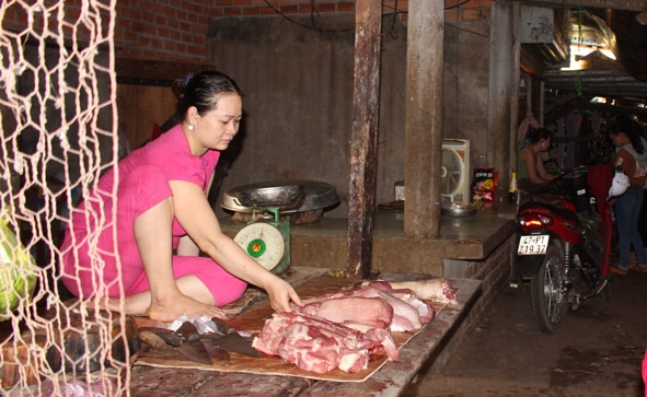 Các sạp hàng thịt heo vắng người mua dù thịt bán ra được kiểm dịch đầy đủ.