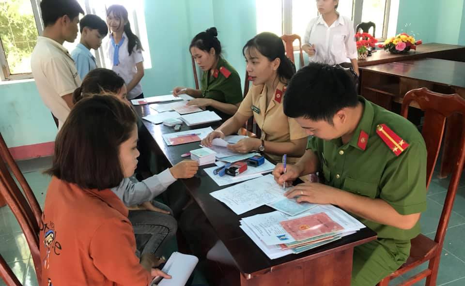 Đoàn viên, thanh niên Đoàn cơ sở Công an huyện M’Đrắk làm thủ tục cấp phát CMND cho người dân.