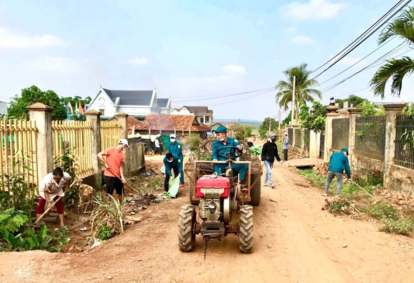 Đoàn viên thanh niên xã Ea Wy phối hợp với Ban Chỉ huy Quân sự xã tổng dọn vệ sinh. 