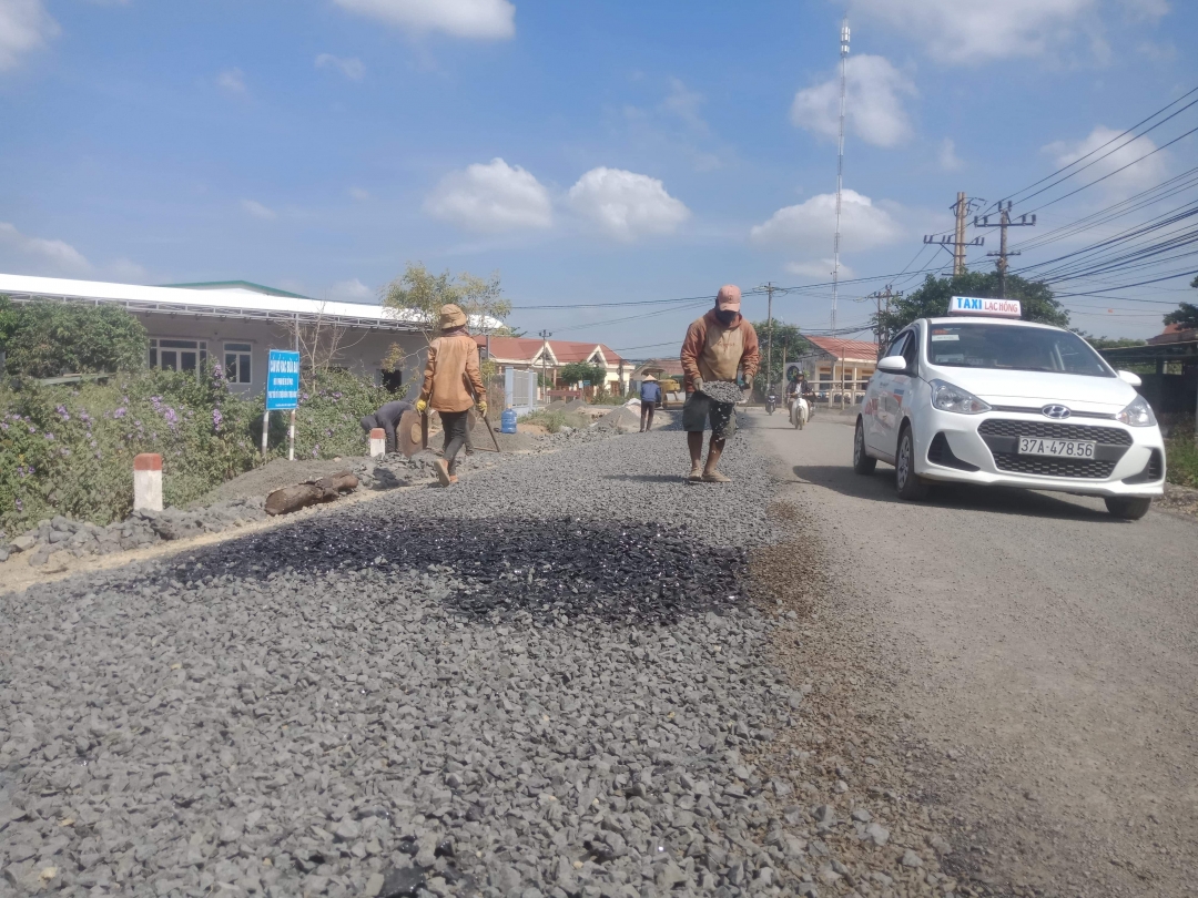 Công nhân rải đá dăm Tỉnh lộ 9 đoạn qua xã Cư Kty (huyện Krông Bông). Ảnh minh họa: Hoàng Tuyết