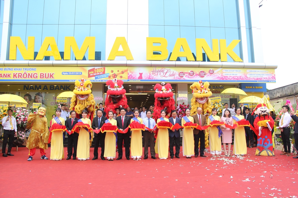 Các đại biểu cắt băng khai trương Phòng giao dịch Nam A Bank Krông Búk