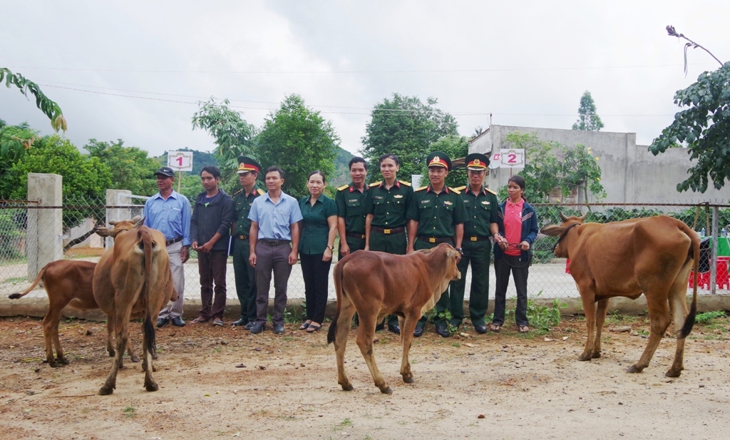 Đại diện các đơn vị trao bò tặng gia đình có hoàn cảnh khó khăn