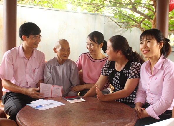 Lãnh đạo Sở LĐ-TBXH và Ngân hàng Chính sách xã hội tỉnh thăm, trao sổ tiết kiệm tình nghĩa  tặng Mẹ Việt Nam Anh hùng Nguyễn Thị Toàn (phường  Tân Hòa, TP. Buôn Ma Thuột).    Ảnh: N.Hoa