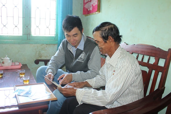 Ông Ma Đăm ở buôn H’đing (xã Cư Dliê M’nông, huyện Cư M’gar) chia sẻ  kỷ niệm các chuyến an dưỡng.  