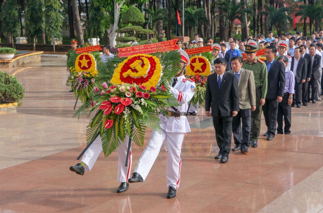 Đoàn đại biểu của Tỉnh ủy do Phó Bí thư Thường trực Tỉnh ủy Phạm Minh Tấn dẫn đầu dâng hoa, dâng hương viếng các Anh hùng Liệt sỹ.