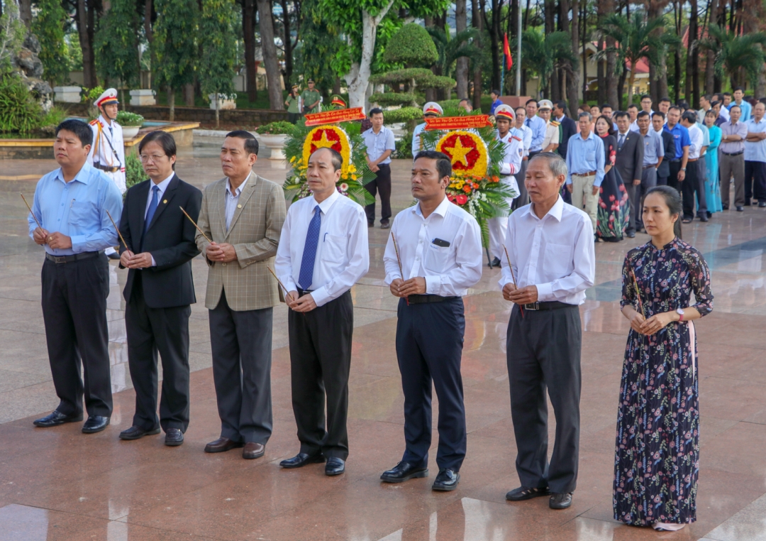 Thường trực UBND tỉnh và đại diện các sở, ban, ngành dâng hương viếng các Anh hùng Liệt sỹ.