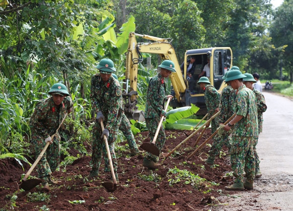 Bộ đội Tiểu đoàn 303 giúp nhân dân xã Hòa Xuân (TP. Buôn Ma Thuột) làm đường giao thông nông thôn.