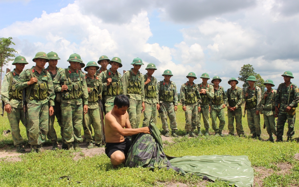 Chiến sĩ Đại đội 2 (Ban CHQS huyện Ea Súp) tích cực luyện rèn