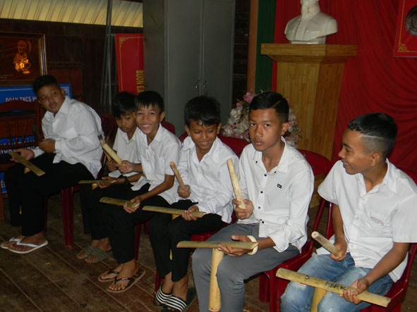 Đội chiêng trẻ buôn Ea Bông (xã Cư Êbur, TP. Buôn Ma Thuột). 
