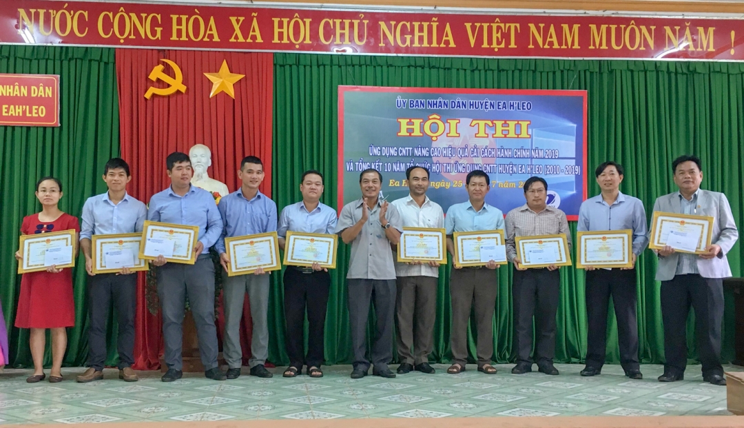 Phó Chủ tịch UBND huyện Ea H'leo Đoàn Tử Minh trao Giấy khen tặng các tập thể và cá nhân có thành tích xuất sắc trong tổ chức, thực hiện Hội thi ứng dụng công nghệ thông tin trong cải cách hành chính giai đoạn 2010 – 2019