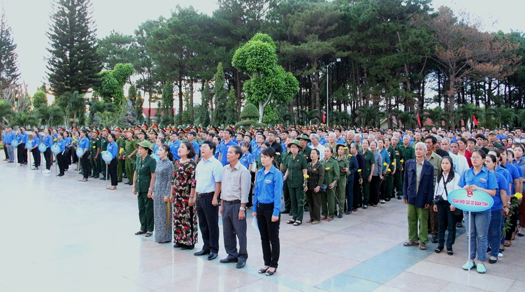 Các đại biểu cùng đông đảo đoàn viên thanh niên tham dự buổi lễ