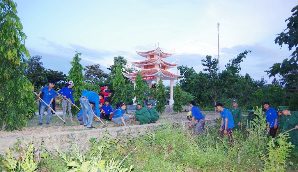 Đoàn viên, thanh niên các đơn vị dọn dẹp vệ sinh khuôn viên Nhà bia ghi danh các anh hùng liệt sỹ 