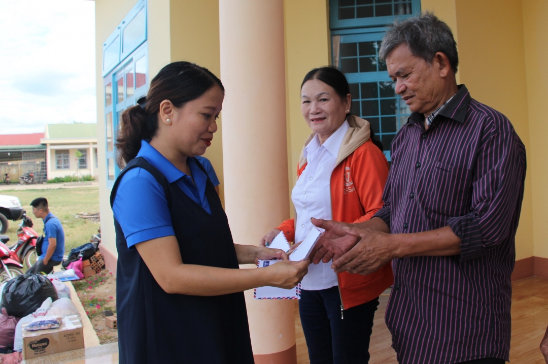 Trao quà cho các hộ gia đình chính sách.