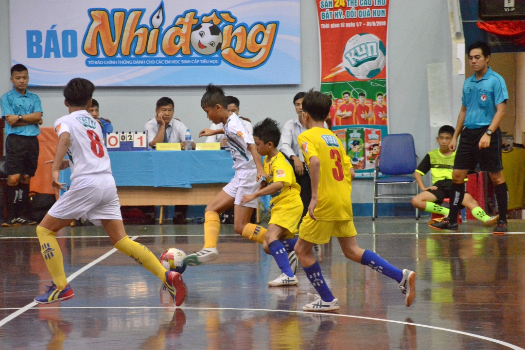 Các cầu thủ Sông Lam Nghệ An (áo trắng) trong trận gặp chủ nhà Đắk Lắk