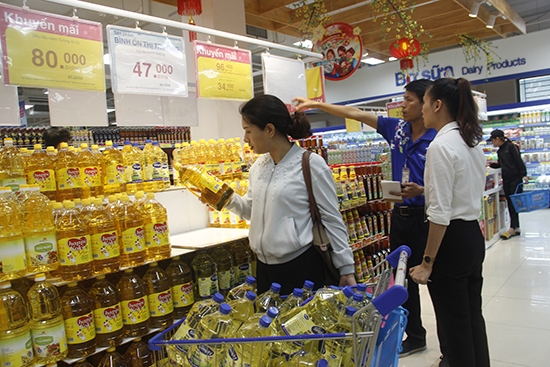 Người dân chọn mua hàng tại siêu thị Co.opmart Buôn Ma Thuột