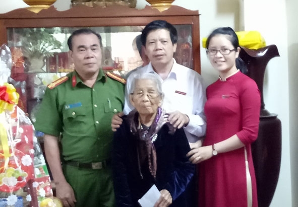 Đại diện Agribank Đắk Lắk thăm, trao quà tặng Mẹ Việt Nam Anh hùng Huỳnh Thị Qua (phường Tân Lợi,  TP. Buôn Ma Thuột). 