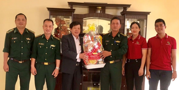 Đại diện Agribank Đắk Lắk tặng quà đơn vị kết nghĩa C19 (Bộ đội Biên phòng tỉnh). 