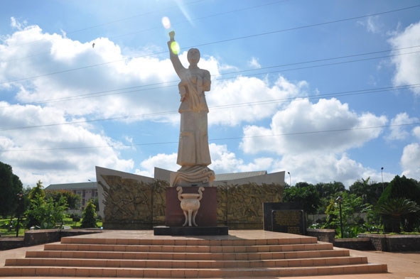 Tượng đài Mậu Thân 1968 được xây dựng tại Ngã ba Hòa Bình, TP. Buôn Ma Thuột.  Ảnh minh họa