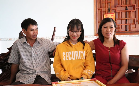 Bố mẹ em Nguyễn Thị Kim Hồng rất vui mừng khi biết con đạt kết quả cao trong kỳ thi  THPT quốc gia 2019. 