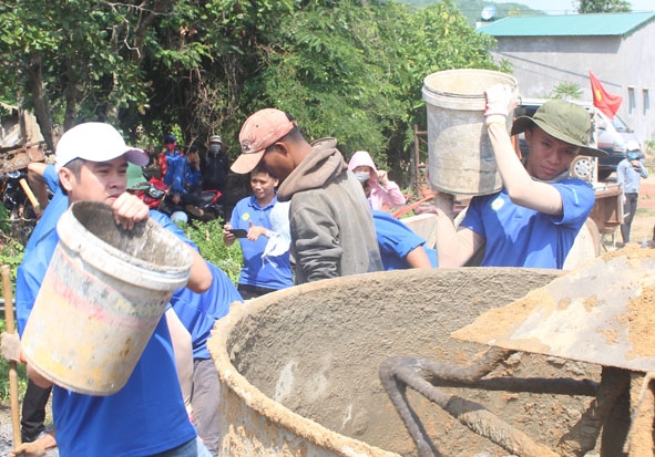 Thanh niên tình nguyện tham gia bê tông hóa sân bóng chuyền tại xã Ea Uy, huyện Krông Pắc.