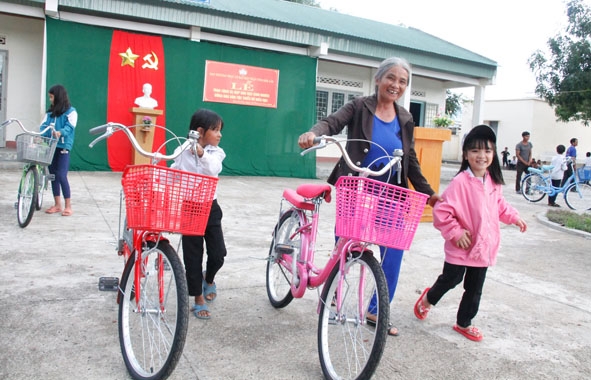 Niềm vui của phụ huynh và học sinh Trường Tiểu học Quang Trung sau khi nhận xe đạp. 
