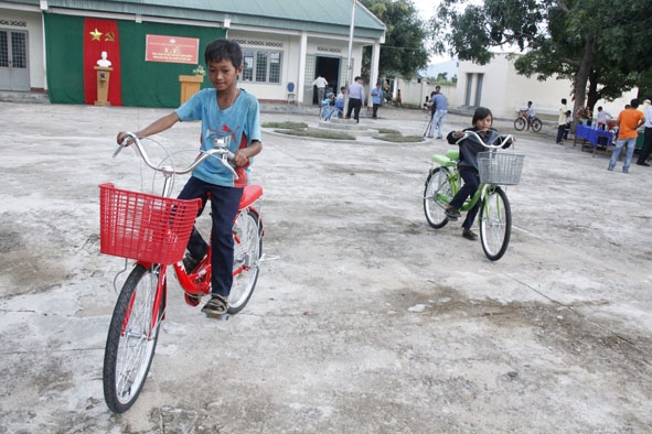 Học sinh Trường Tiểu học Quang Trung đi xe đạp được tặng.